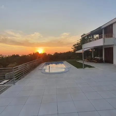 Coast Secluded House With Heated Pool