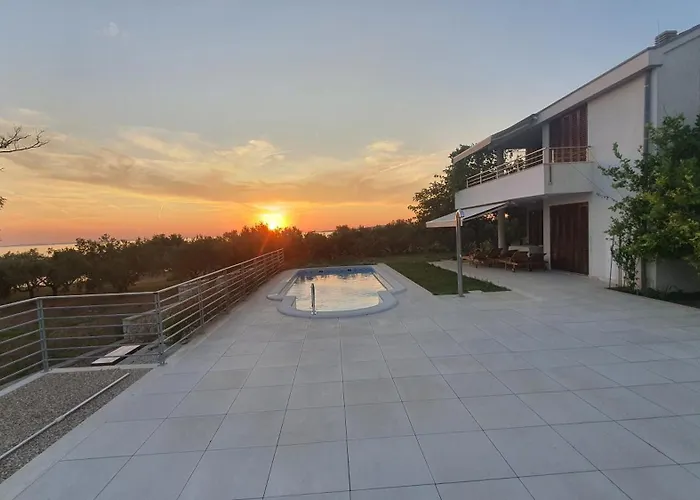 Coast Secluded House With Heated Pool