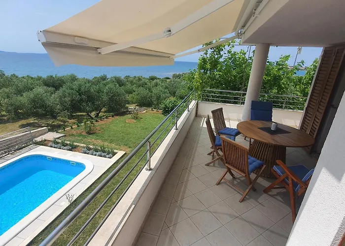 Coast Secluded House With Heated Pool Вилла Привлака