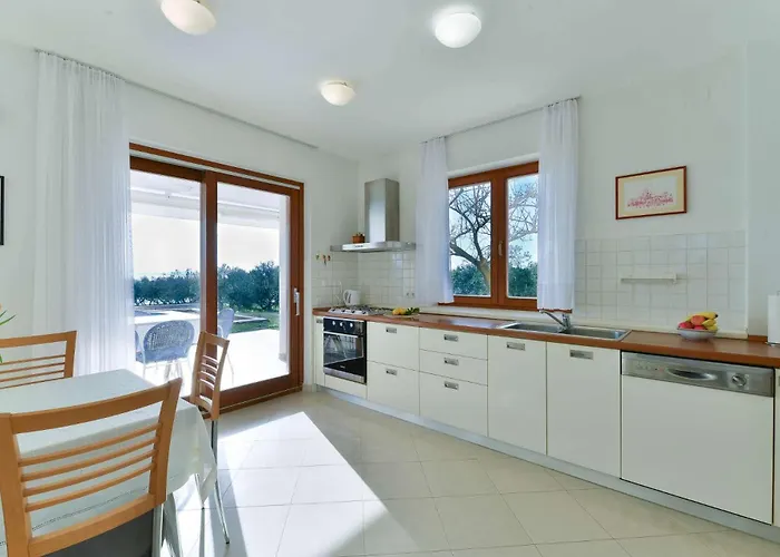 Coast Secluded House With Heated Pool * Привлака