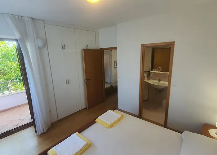 Coast Secluded House With Heated Pool Привлака