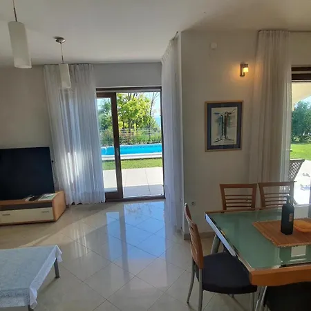 Coast Secluded House With Heated Pool *